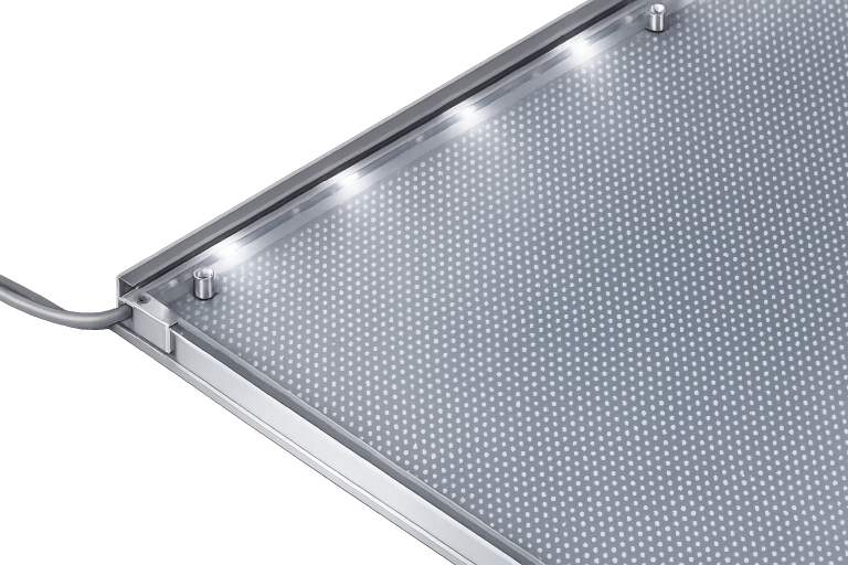„LED‑Flächenlicht Seiteneinspeisung – Lichtkopplung über Acrylglas“ „Laserrasterung für homogene Lichtverteilung im Flächenlicht“